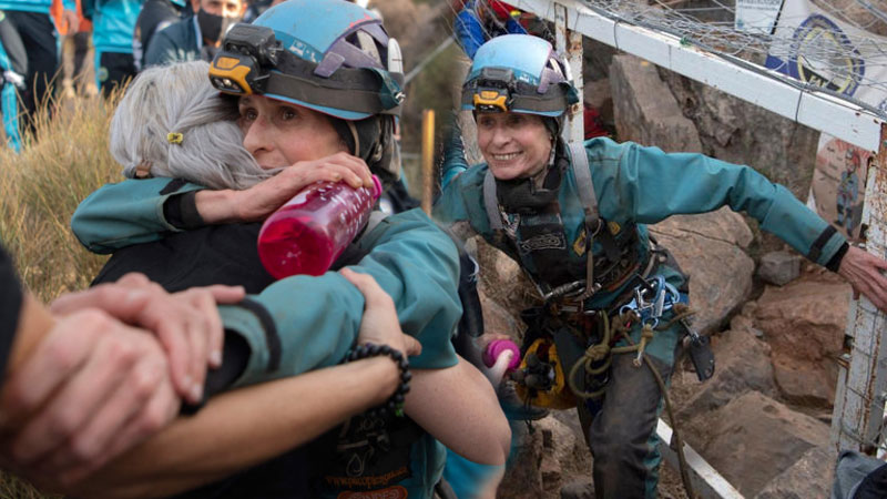 Beatriz Flamini, una alpinista española de 50 años, completó un desafío increíble al pasar 500 días viviendo a 70 metros de profundidad en una cueva en las afueras de Granada.